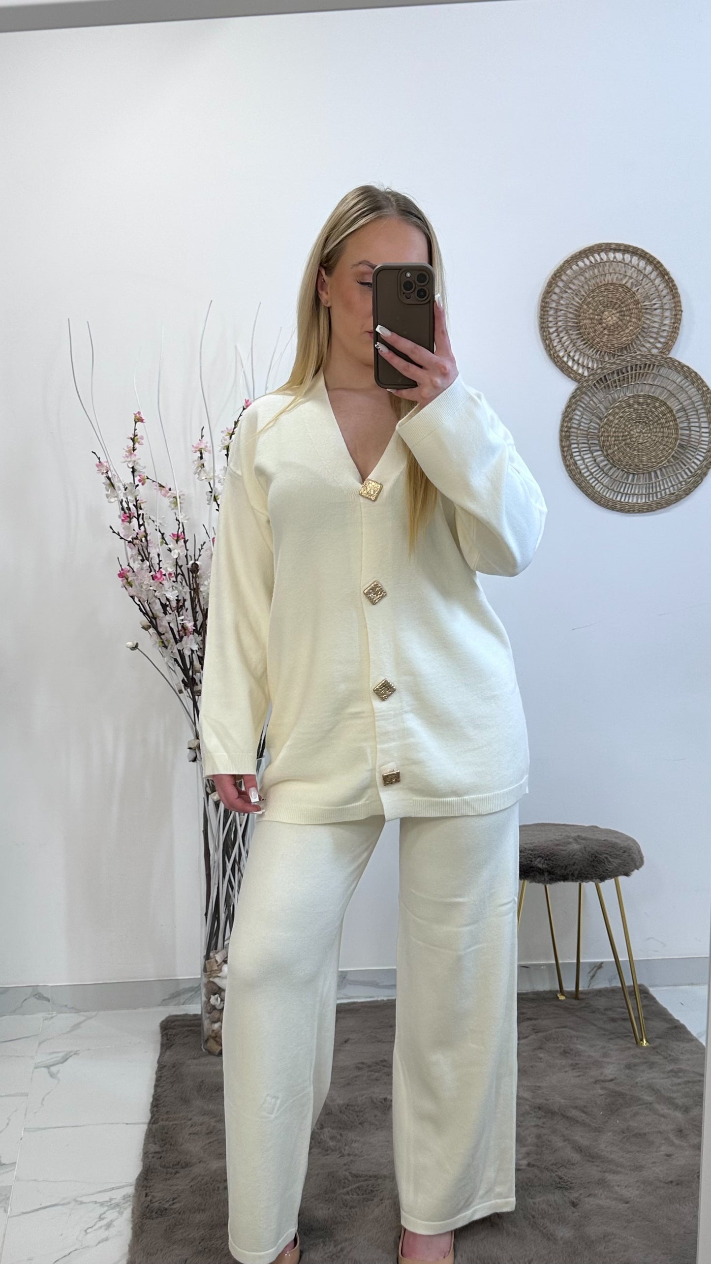 Ensemble blanc à bouton doré