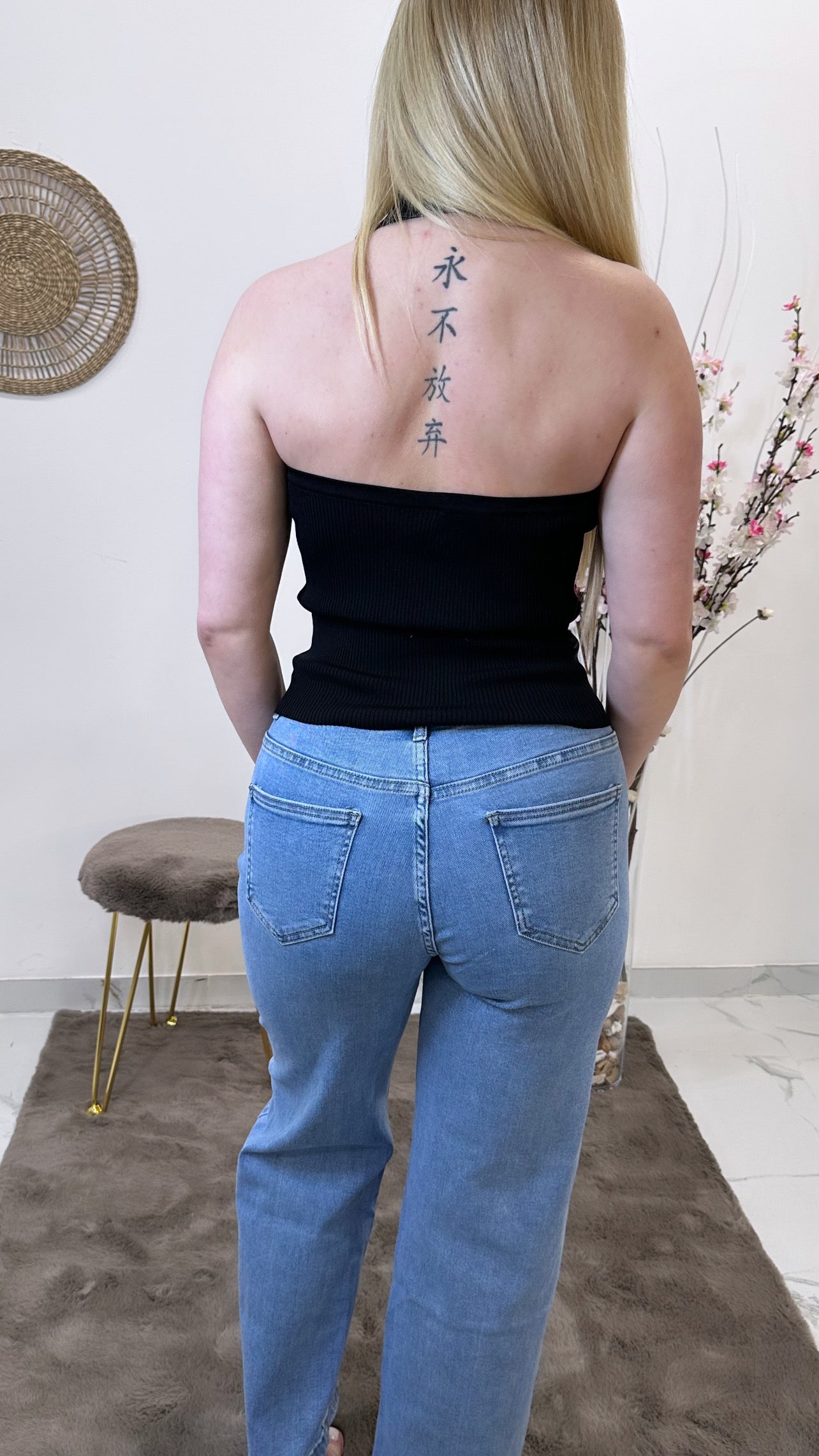 Haut dos nu à bouton