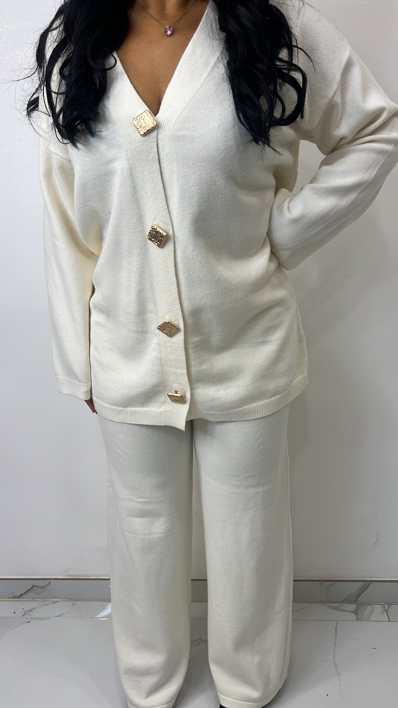 Ensemble blanc à bouton doré