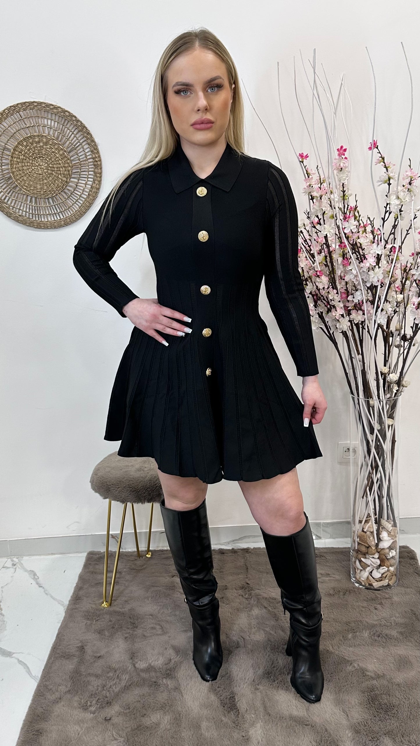 Robe plissé noir a boutons