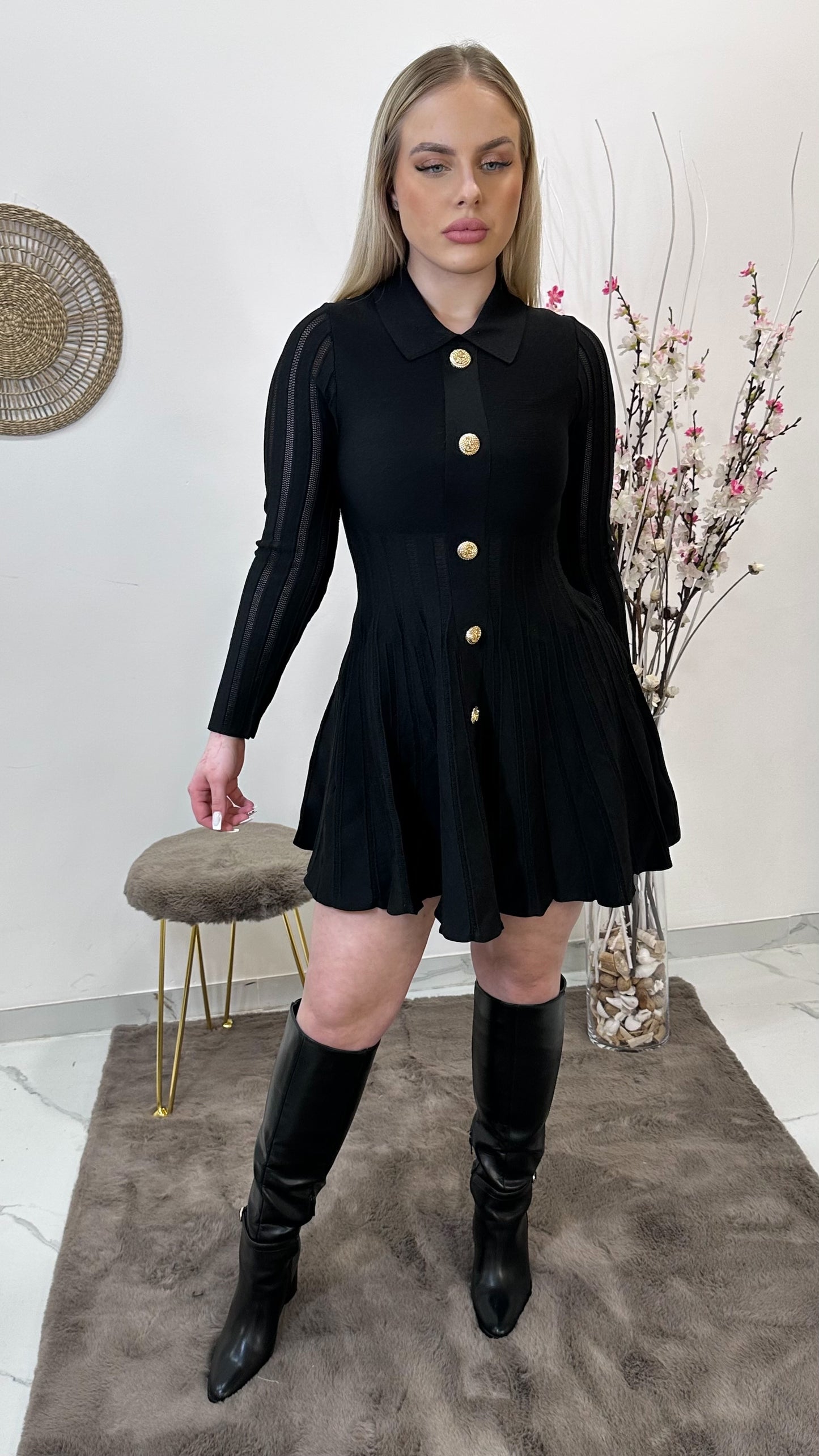 Robe plissé noir a boutons